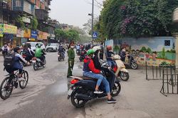 Giao thông an toàn trong sáng đầu tiên học sinh tiểu học trở lại trường