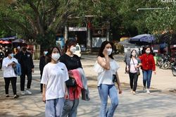 Không tổ chức lễ hội, khách hành hương vẫn ùn ùn đổ về chùa Tây Phương lễ bái