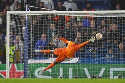 Lập hat-trick 'thổi bay' Chelsea, Benzema đi vào lịch sử Champions League