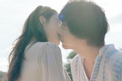 Sao Việt: Lý Nhã Kỳ tình tứ bên bạn diễn, Lương Thu Trang quyến rũ hết nấc