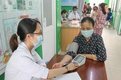 TPHCM đề xuất trả lương 7-9 triệu đồng/tháng cho y, bác sĩ cao tuổi làm việc ở trạm y tế
