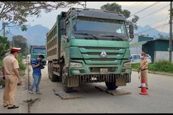 CSGT Hà Giang tuần tra kết hợp 'hóa trang' bắt hàng loạt xe quá tải