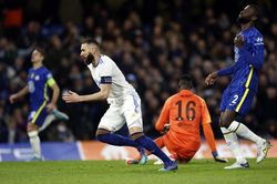 Benzema biến thủ môn số 1 của Chelsea trở thành 'gã khờ'