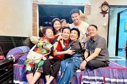 Đồng nghiệp đến thăm 'Ông hoàng cải lương Hồ Quảng' Vũ Linh, thần sắc ra sao sau bạo bệnh?