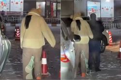 Cô gái bị vướng áo lót phía sau quần mà không hề hay biết, thản nhiên đi giữa bao lời xì xào