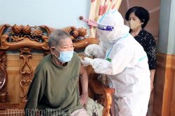 Vượt khó tăng tốc tiêm vắc xin phòng Covid-19 cho người dân