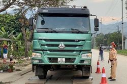 Tránh 'chim mồi' báo chốt, CSGT Hà Giang hóa trang bắt xe quá tải