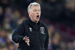 West Ham cầm hòa Lyon 1-1 với 10 người