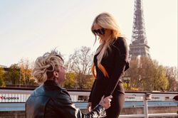 Bạn trai quỳ gối cầu hôn Avril Lavigne