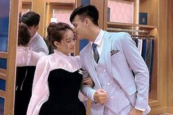Hồ Tấn Tài tổ chức đám cưới trên sân bóng