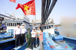 Vùng 4 Hải quân tổ chức Chương trình 'Hải quân làm điểm tựa cho ngư dân vươn khơi bám biển'