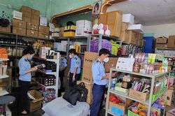 Phát hiện cơ sở kinh doanh mỹ phẩm bày bán hơn 2.200 sản phẩm 'lậu'