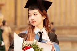 Thạc sĩ Oxford bị chỉ trích dữ dội vì khoe thành tích học tập