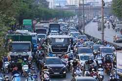 Người dân về quê nghỉ lễ, lượng phương tiện tăng đột biến
