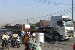 Đồng Nai: Xe đầu kéo làm rơi cuộn sắt nhiều tấn xuống đường
