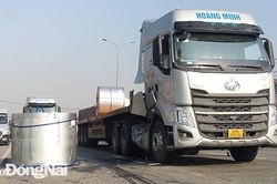 Xe đầu kéo làm rơi cuộn sắt xuống đường