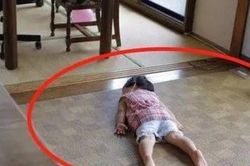 Con 3 tuổi chưa biết đi, bác sĩ vừa khám đã yêu cầu gọi cảnh sát
