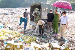 Hà Giang: Tiêu hủy hàng nghìn chai bia nhãn hiệu Yên Kinh không rõ nguồn gốc