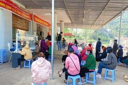 Sơn La: Người dân thắc mắc việc tiêm vắc-xin phải nộp phí xét nghiệm Covid-19