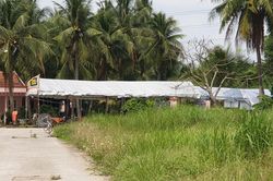 Đổ nhầm cồn sát khuẩn vào rượu uống, 2 người tử vong