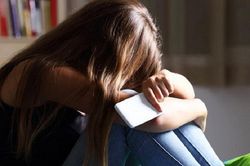 Nữ sinh tự sát nhiều hơn nam sinh, dấu hiệu cảnh báo cha mẹ đừng bỏ qua
