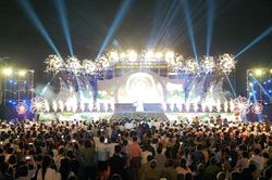 Biển người đổ về bờ biển Cửa Lò xem màn pháo hoa rực trời khai hội du lịch