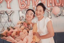 NSND Lê Khanh tự tay làm bánh kem mừng sinh nhật 'con gái' Kaity Nguyễn