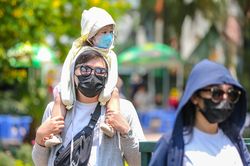 Giỗ Tổ Hùng Vương, hàng nghìn người đổ về công viên Thủ Lệ ngày đầu nghỉ lễ