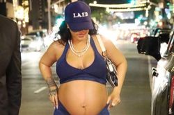 Thời trang bầu sành điệu của Rihanna