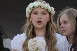 Harper Beckham làm phù dâu trong lễ cưới Brooklyn