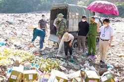 Hà Giang: Tiêu hủy hơn 1.400 chai bia không rõ nguồn gốc xuất xứ