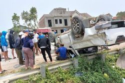 Cạy cửa đưa tài xế xe tải đi cấp cứu sau khi bị tàu SE7 đâm văng