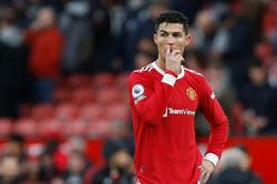 Ronaldo gửi lời xin lỗi khi được cho là đã đập vỡ điện thoại của một cổ động viên