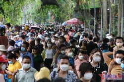 Giỗ Tổ Hùng Vương, vạn người 'chen chân không lọt' ở Thảo Cầm Viên