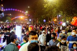 Trên 2 vạn người đổ về phố đi bộ thành Vinh