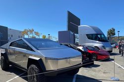 Elon Musk 'chốt' thời gian sản xuất hàng loạt mẫu xe điện