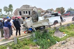 Băng qua đường sắt, xe bán tải bị tàu hỏa tông văng bẹp dúm