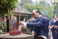 Chủ tịch nước Nguyễn Xuân Phúc dâng hương tưởng nhớ các Vua Hùng