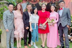 Nghệ sĩ Tiết Cương bất ngờ cưới vợ trẻ ở tuổi 49, bạn bè đồng nghiệp cứ ngỡ bị đùa khi nhận thiệp mời