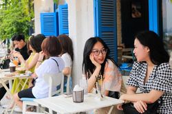 Các quán cà phê ven hồ ở Hà Nội kín chỗ dịp giỗ Tổ