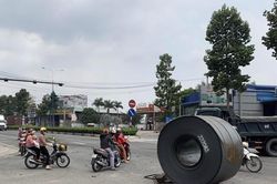 Nhiều người suýt chết vì cuộn thép lăn tự do trên đường