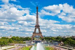 Tháp Eiffel của Pháp bỗng dưng cao thêm 6m nhờ 'độc chiêu' nào?