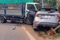 Xe tải đấu đầu ô tô trên Quốc lộ 6, 3 người thương vong