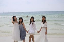 Phú Quốc đông kín khách dịp nghỉ lễ, người người chen chân ở bên cảng