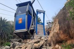 Ba cabin cáp treo đâm vào nhau tại địa điểm hành hương nổi tiếng ở Ấn Độ