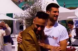 Neymar, Verratti và Djokovic so tài tâng bóng trên đường phố