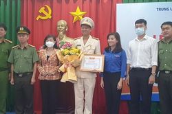 Trung ương Đoàn tặng Huy hiệu Tuổi trẻ dũng cảm cho cán bộ Công an cứu 4 người đuối nước