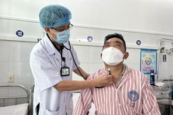 Gắp thành công viên thuốc còn nguyên vỏ trong khí quản bệnh nhân