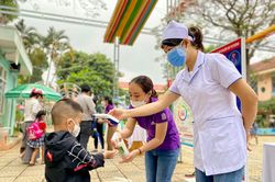 Pleiku: Học sinh mầm non, tiểu học phấn khởi trở lại trường