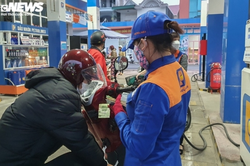 Giá xăng giảm hơn 800 đồng/lít
